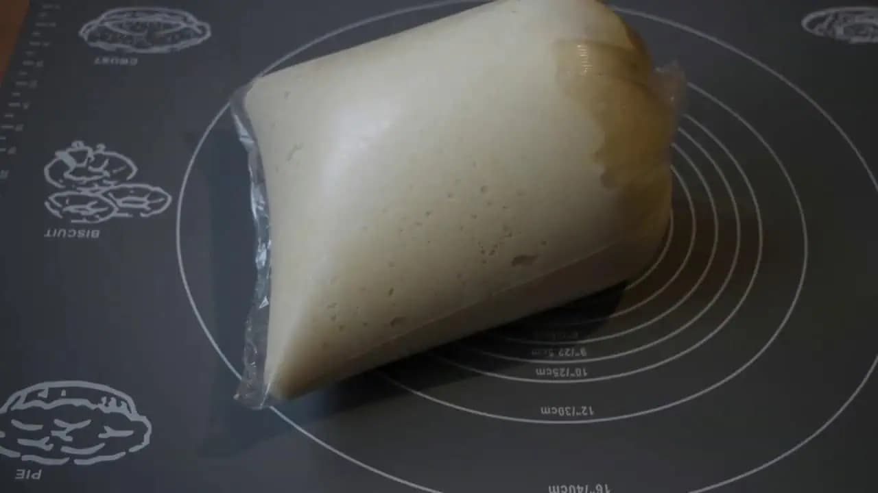 Dva geniálne recepty na univerzálne kysnuté cesto z chladničky: Zamiesené máte za 5 minút, odložíte do chladničky a upečiete z neho, na čo máte chuť!