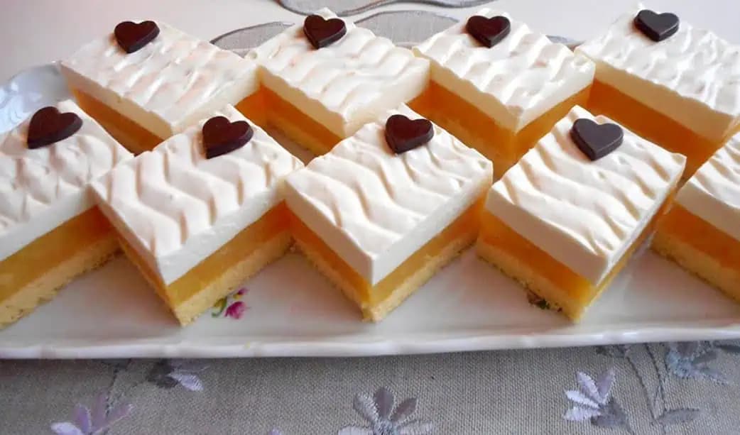 Za tento dezert by sa nemuseli hanbiť ani v špičkovej cukrárni: Jemné piškótové cesto, jablková plnka a smotanová plnka tvoria dokonalé trio!