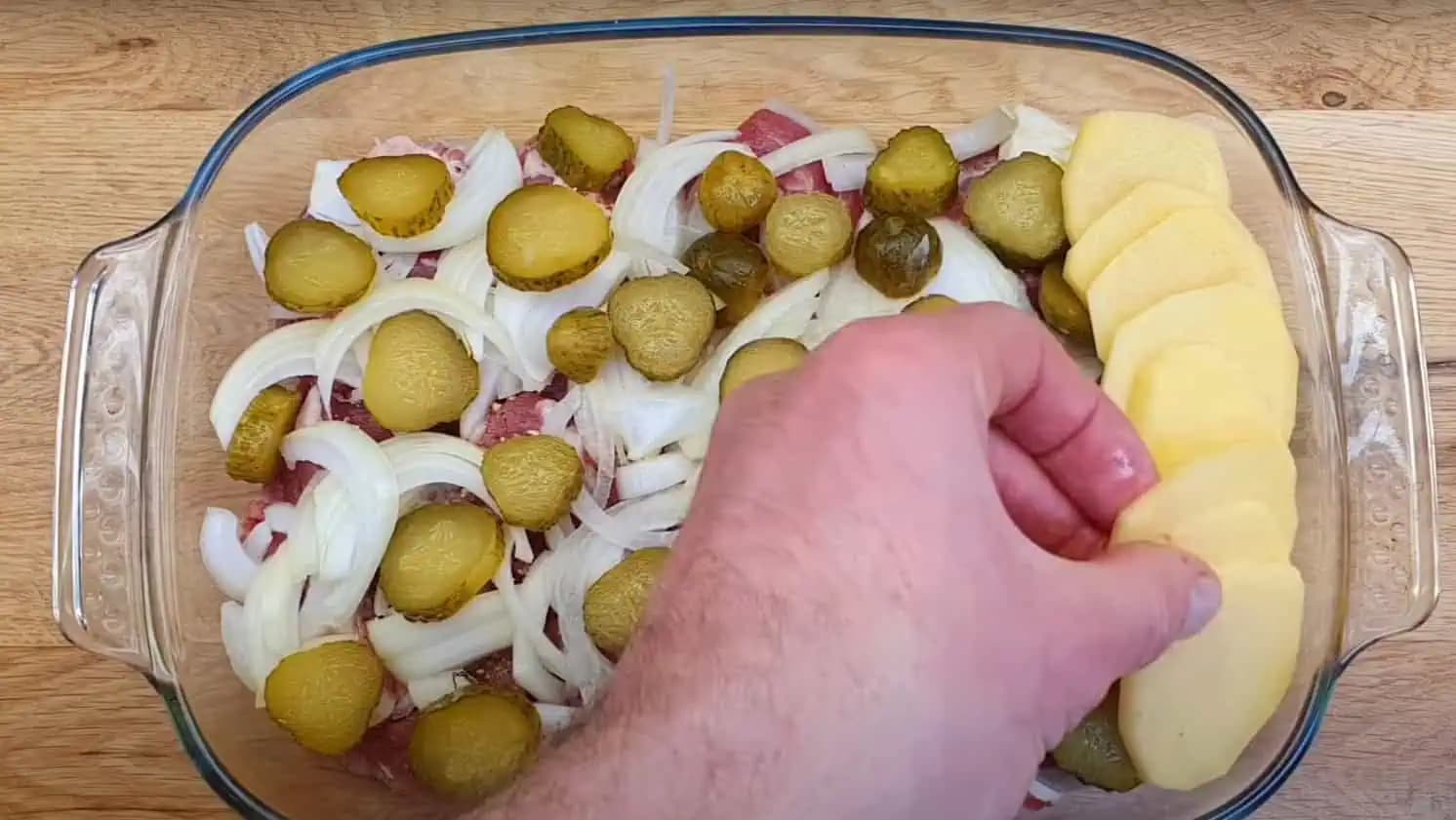 Veľmi rýchly a naozaj chutný obed: Všetko len navrstvíte do jedného pekáča a môžete prestierať stôl!
