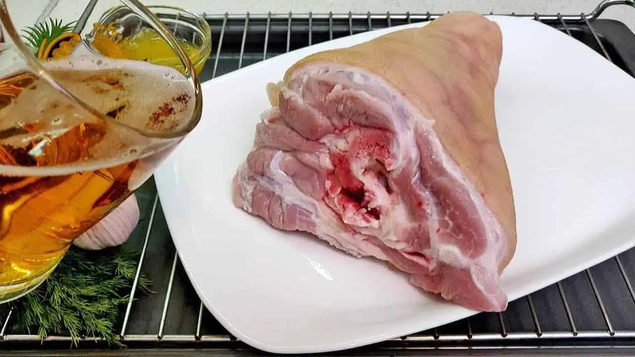 Extrémne chutné bravčové koleno: Je také jemné, chutné a voňavé, že sa vám okamžite začnú zbiehať slinky!