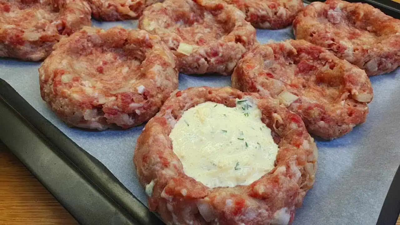 Ak máte doma mleté mäso, pripravte si tieto vynikajúce zapekané kotlety so syrom!