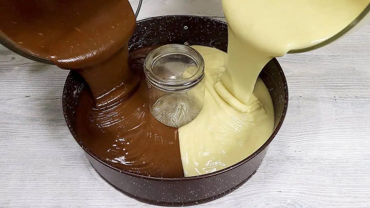 Dvojfarebná bábovka lenivej ženy: Jeden úžasný a mäkučký koláč BEZ práce – len 5 minút, naliať do formy a viac sa nestaráte!