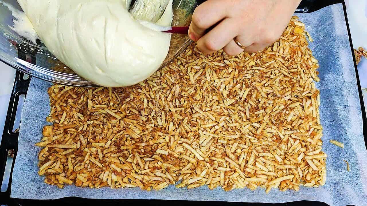 4 jablká nastrúham na plech, nalejem cesto, zrolujem a pečiem takto aj 3x za týždeň: Najväčšia DELIKATESA z jabĺk!