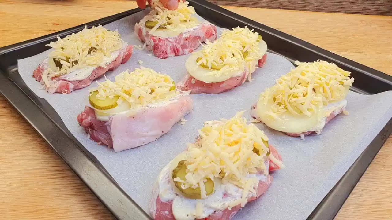 Vynikajúce obložené bravčové rezne zapečené v rúre: Potešte rodinu novým chutným receptom!