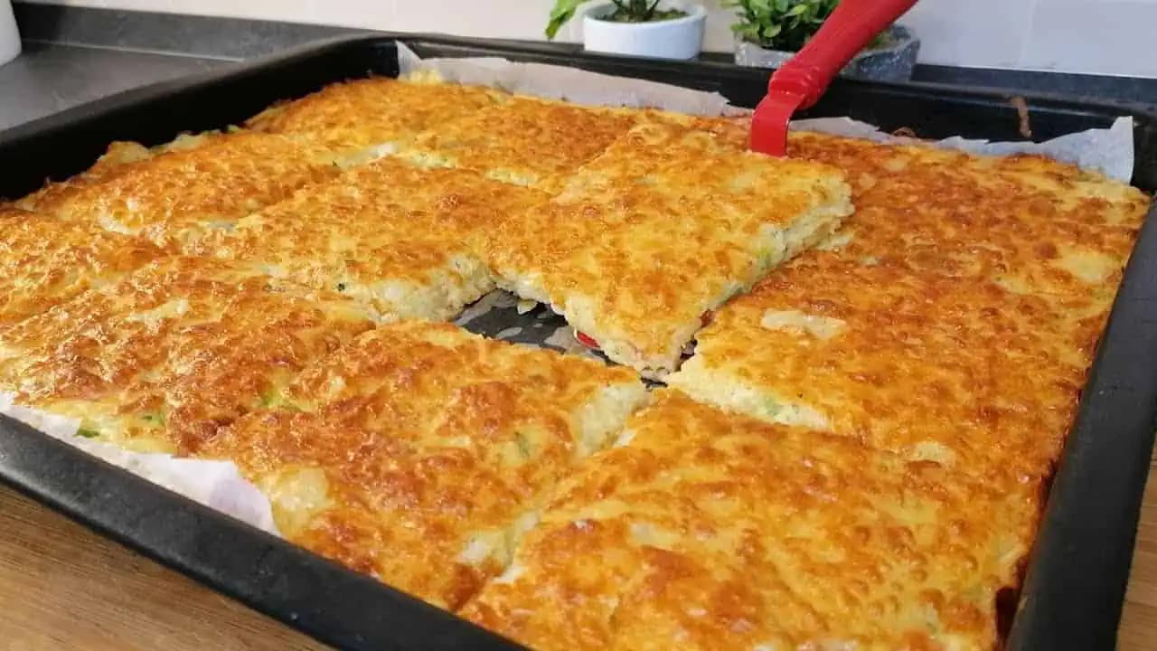 Zemiaková placka na plechu: Chutné, rýchle a lacné jedlo, ktoré pripravíte za 10 minút a potom už len upečiete!