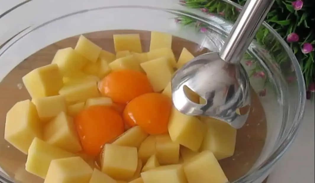Tieto plnené placky nemajú chybu: Cesto ako pavučinka a s tou mäsovou plnkou je to dobrota ako hrom!
