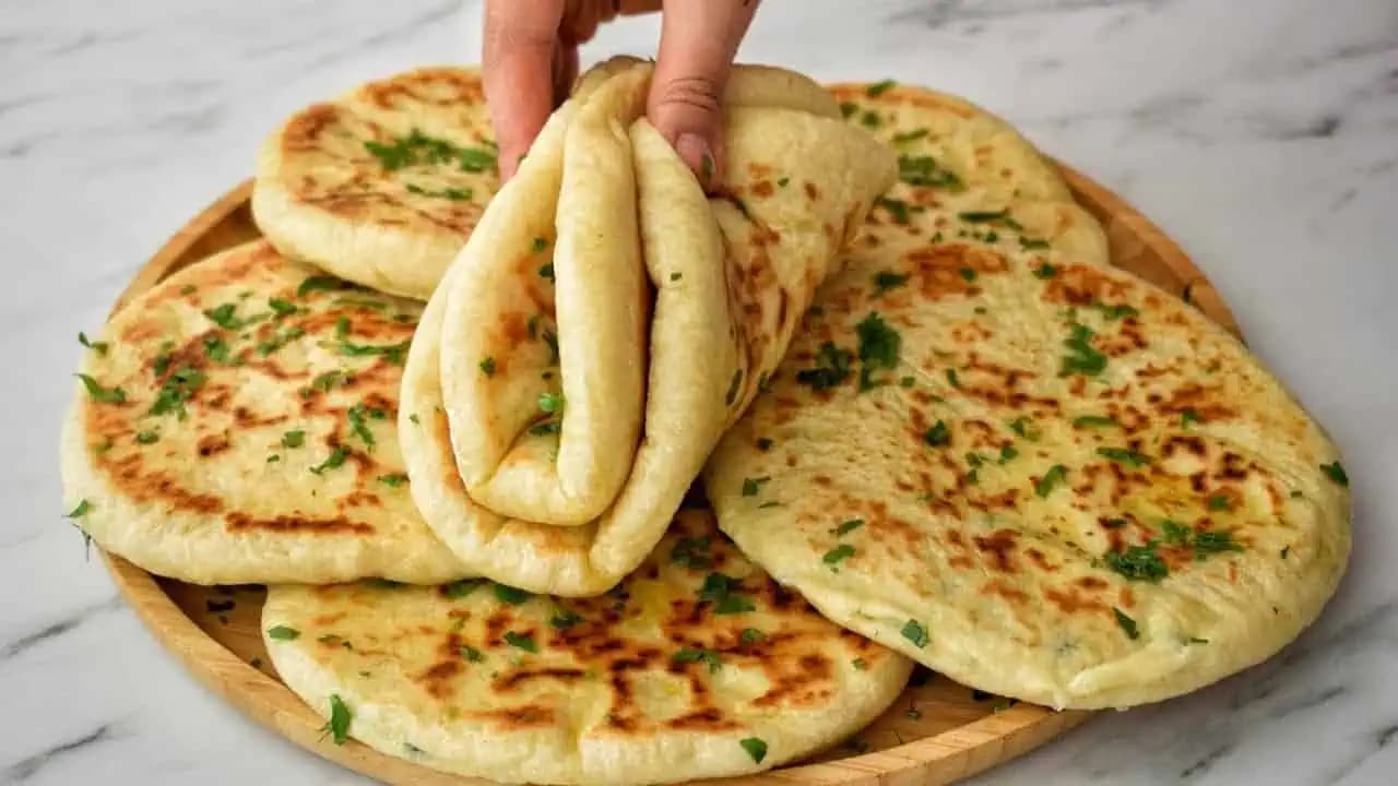 Vynikajúce chlebové placky plnené syrom: Chutia skvele na raňajky, aj na večeru a ich príprava je veľmi jednoduchá!