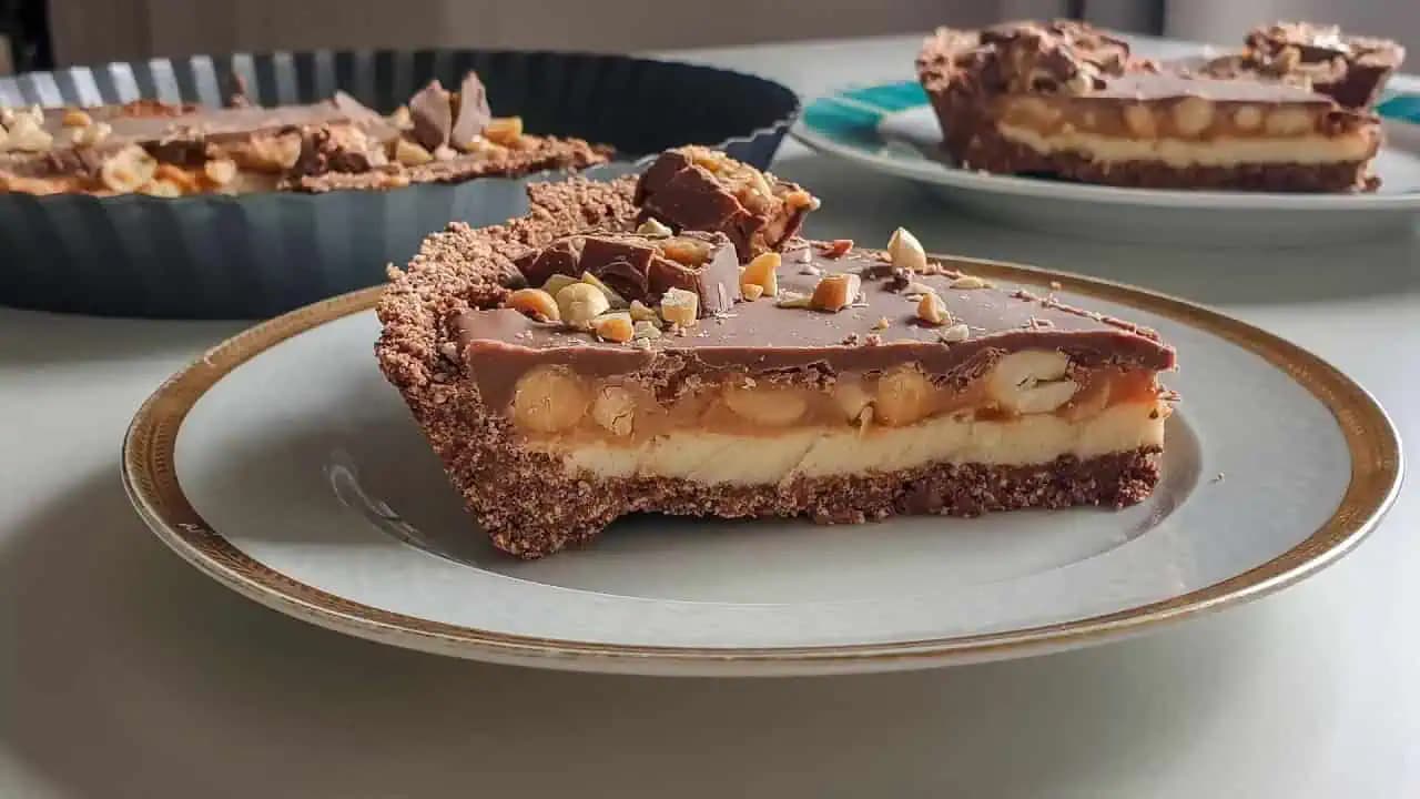Bombastická nepečená Snickers torta: Jednoduchý postup a tá chuť je prudko návyková!
