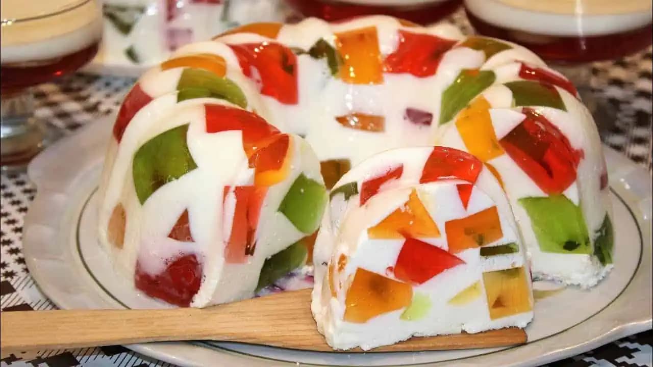 Originálny želé dezert „rozbité sklo“, ktorý každého uchváti: Vyzerá krásne, ešte lepšie chutí a jeho príprava je úplne jednoduchá!