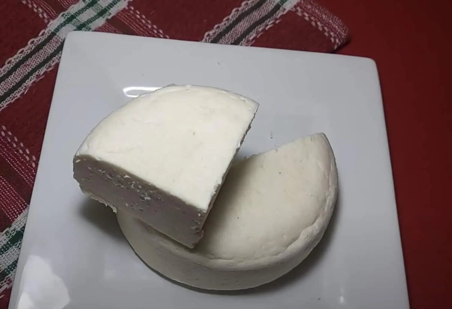 Moja suseda ma naučila fantastický recept na domáci SYR: Potrebujete len mlieko, ocot a je tak fantastický, že ho môžete aj predávať!