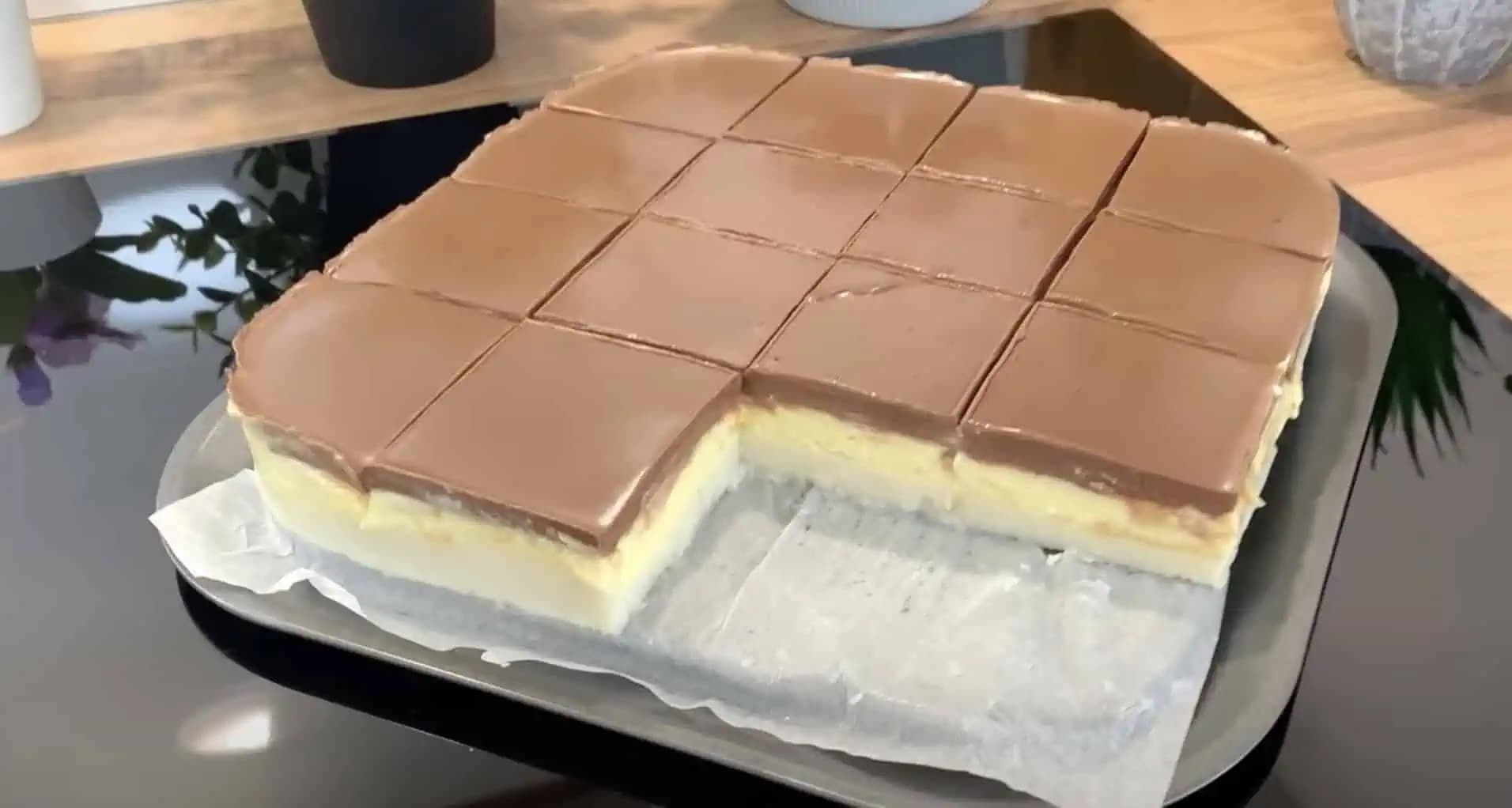 Všetci hľadajú tento recept: NEPEČENÝ krémový koláč, ktorý sa topí v ústach – len naliať na plech a počkať, kým stuhne!