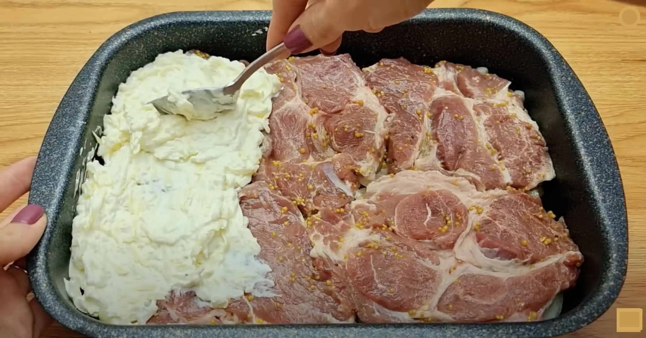 Vynikajúca krkovička s kyslou smotanou a syrom: Jednoduchý trik, s ktorým mäsko ostane extra šťavnaté!