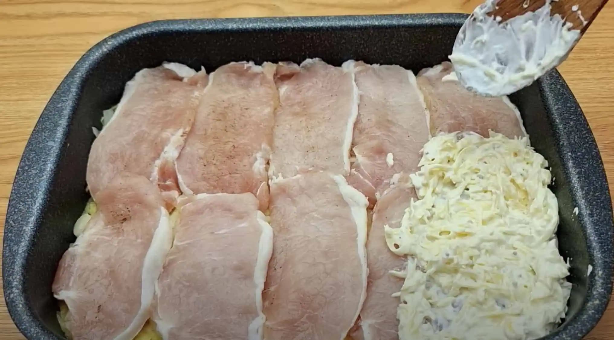 Mäsko, zemiaky a obloha z jedného plechu: Výborný a rýchly obed!