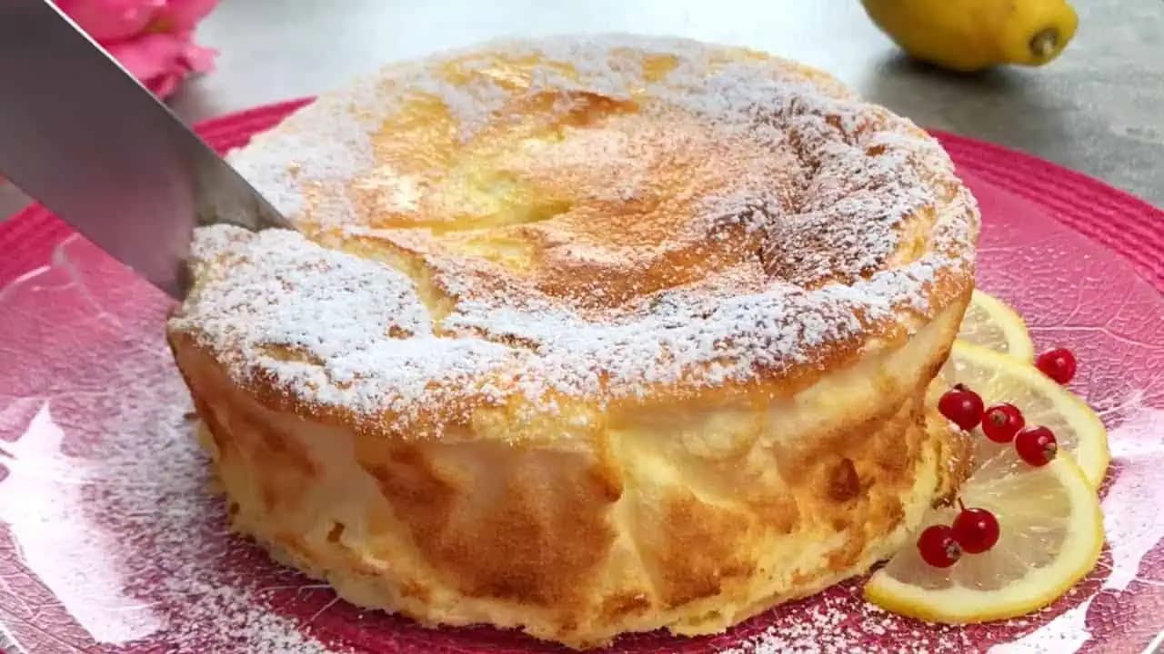 Tento fantastický jogurtový koláč pečiem tento týždeň už druhýkrát: Je neskutočne nadýchaný, chutný a prípravu zvládnete ľavou zadnou!