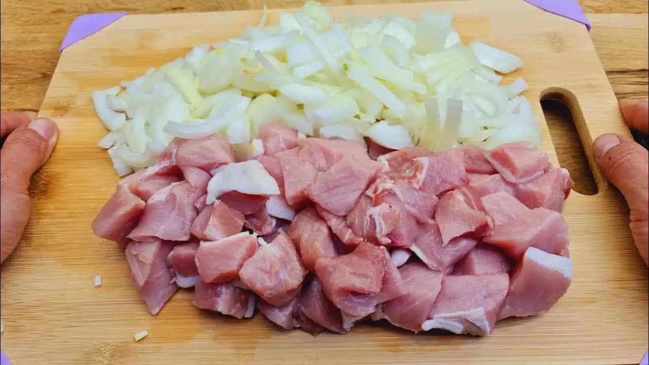Šťavnaté mäsko na ktoré potrebujete len 3 základné ingrediencie: Originálny recept, ktorý raz vyskúšate a budete ho robiť pravidelne!