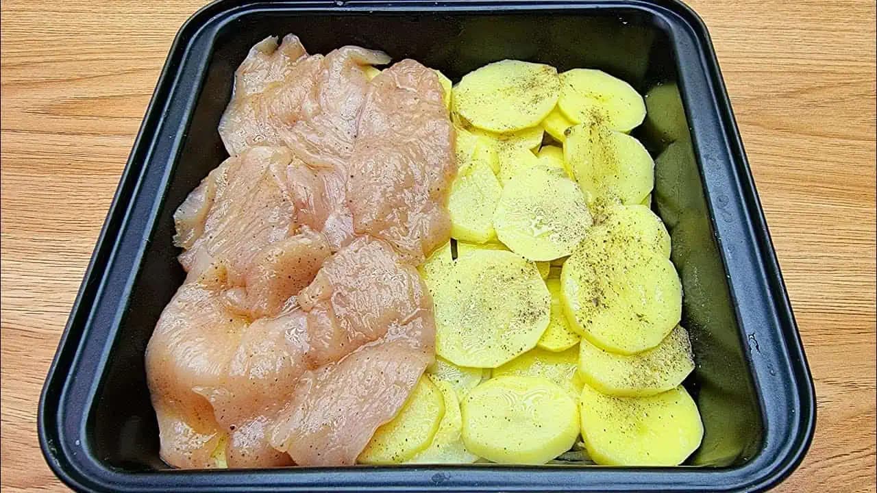 9 top receptov na mäso a zemiaky z 1 PLECHU: Nič, len uložte na pekáč, dajte do rúry a výborný obed je hneď na stole!