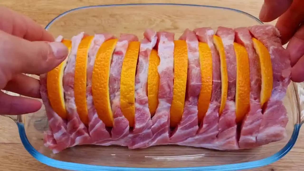 Z kila bravčového vcelku a 1 pomaranča som upiekla ten najchutnejšie mäsko pod slnkom: Tu je RECEPT!