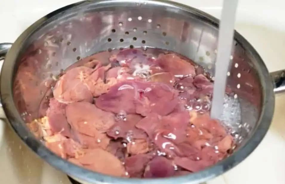 Viete, prečo treba kuraciu pečienku vždy zaliať horúcou vodou? DÔLEŽITÁ vec, o ktorej by mal vedieť úplne každý!