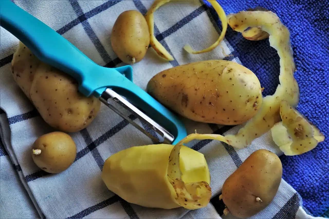 Vyprážané hranolky nemajú šancu: Potrebujete 3 zemiaky, prášok do pečiva a kukuričný škrob – tieto CHRUMKÁČE majú najväčší úspech!