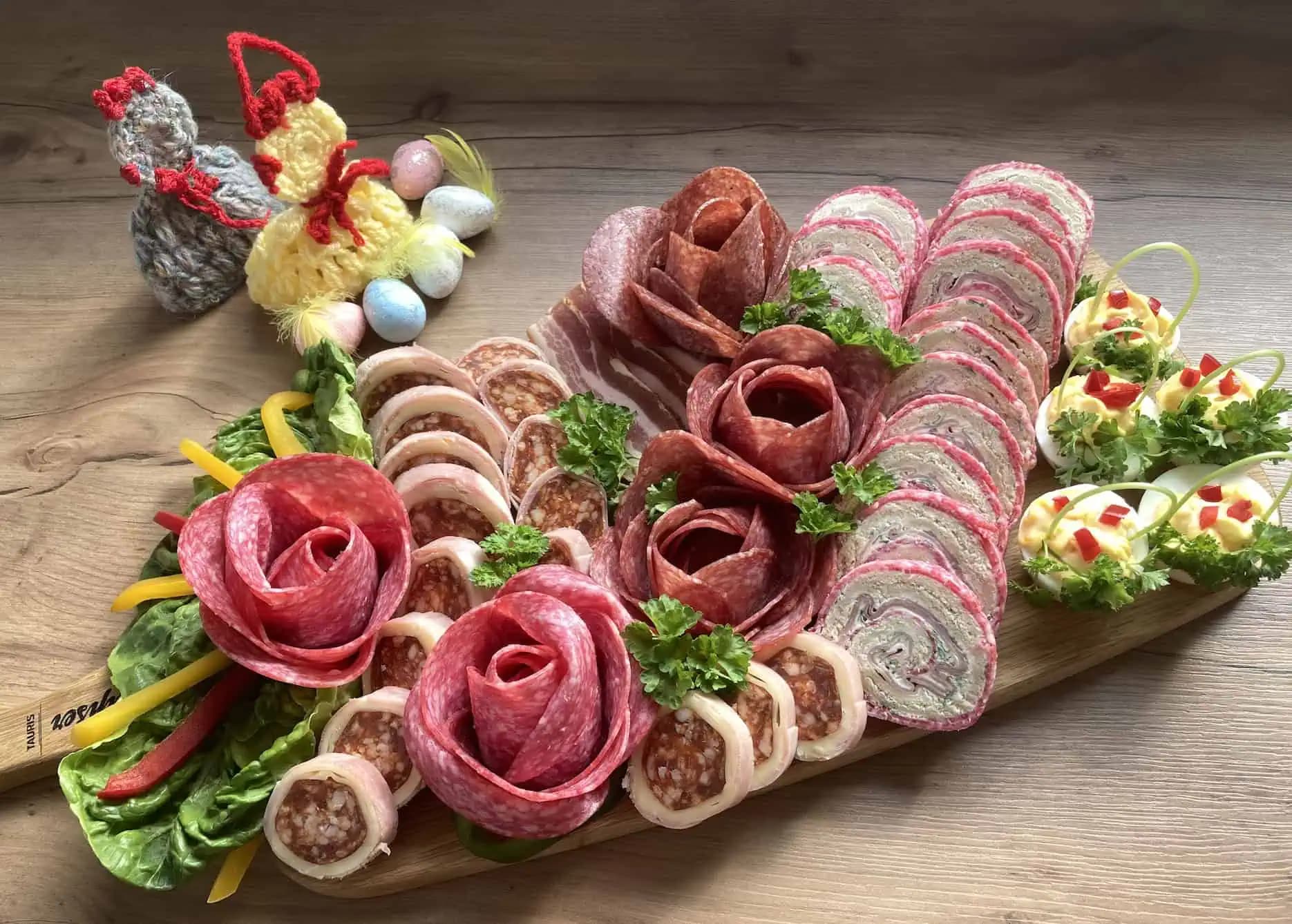 Úžasný nápad na pohostenie pre návštevu: Návod ako premeniť salámu a šunku na najkrajšiu ozdobu slávnostného stola!