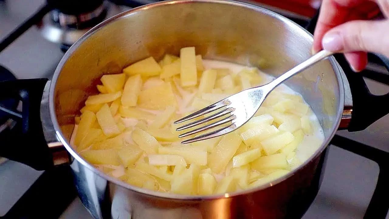 Nový spôsob varenia zemiakov: Tento recept je veľmi nenáročný a za pár eur sa naje celá rodina!