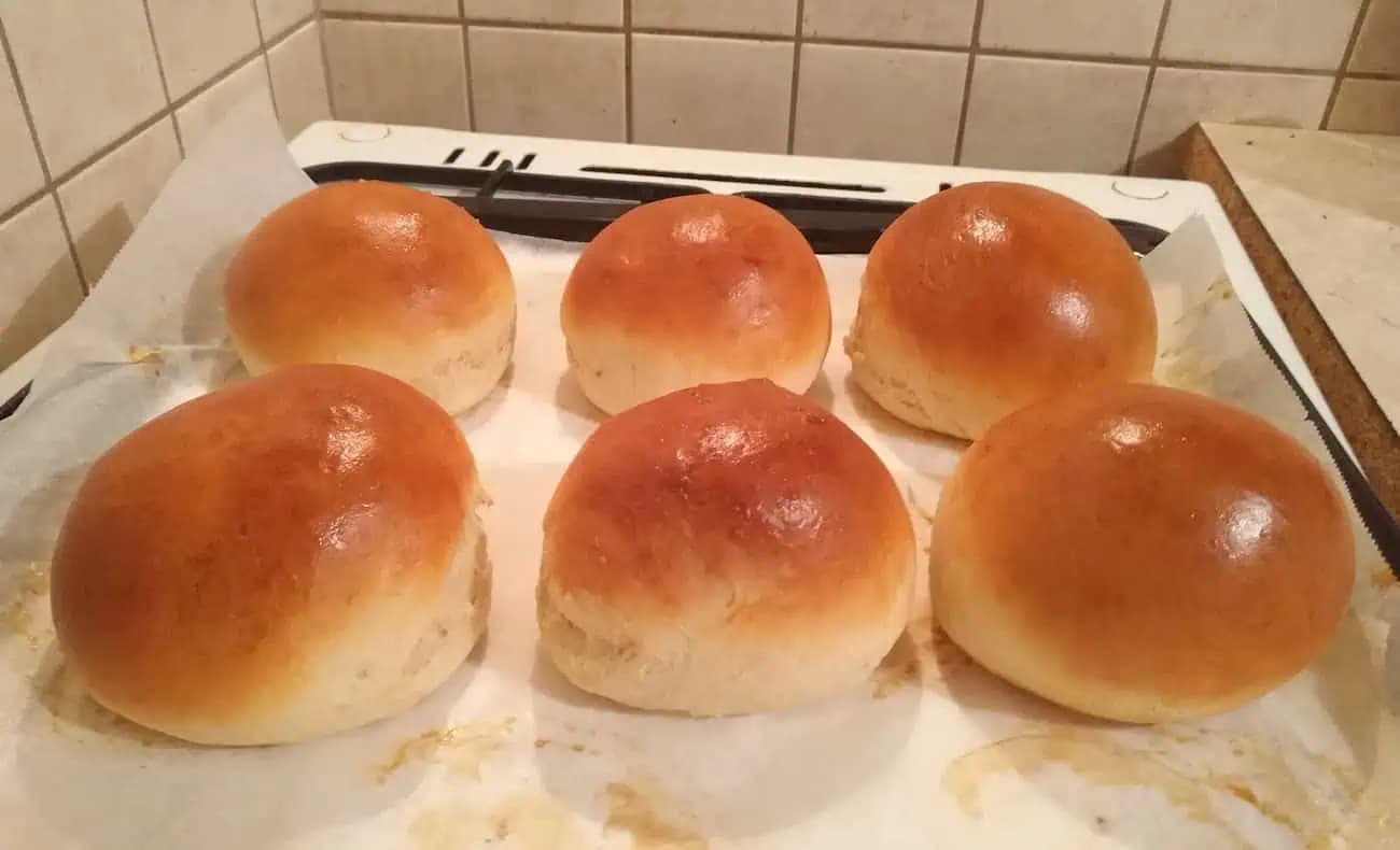 Dnes som si konečne upiekla svoje prvé domáce ŽEMLE a sú neskutočné! Jednoduchý TRIK, s ktorým sa vydaria úplne každému!