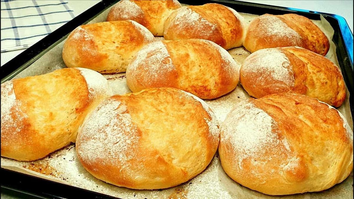 Hrnčekové žemlé upečené za 25 minút: Sú chrumkavé aj na druhý deň!