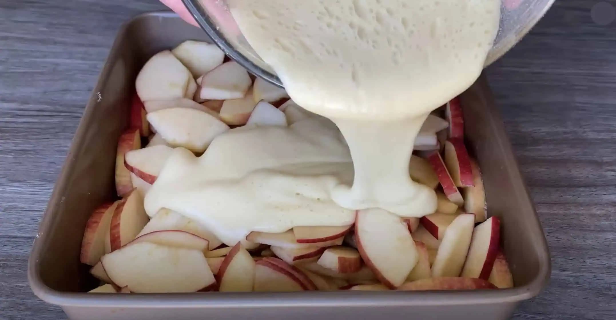 Švédsky jablkový koláč za 5 minút: Jablká LEN nakrájam rovno do formy a zalejem cesto – najlepší jablčník, aký ochutnáte!