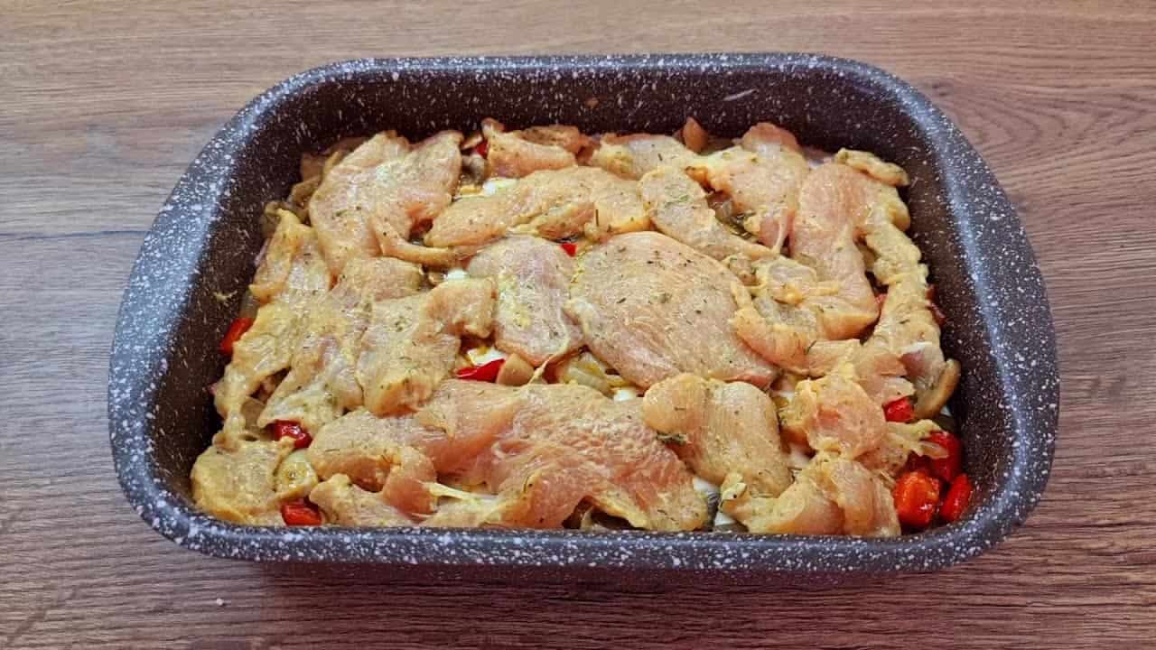 Zapekané kuracie prsia so zeleninou a šampiňónmi: Lahodné mäsko, ktoré sa rozplýva na jazyku a pripravíte ho raz dva!