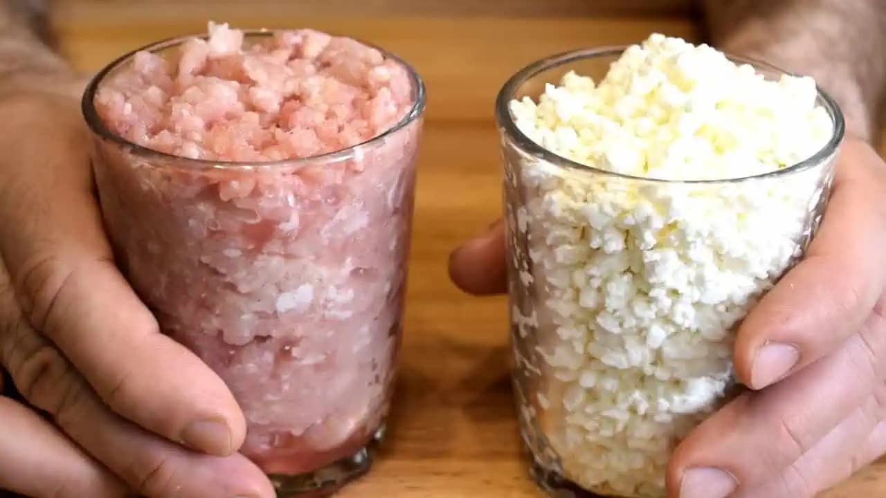 Zmiešajte pohár mletého mäsa, pohár tvarohu, 2 vajcia a máte základ na výborný obed: Stačí už len dochutiť, upiecť a môžete podávať s obľúbenou prílohou!