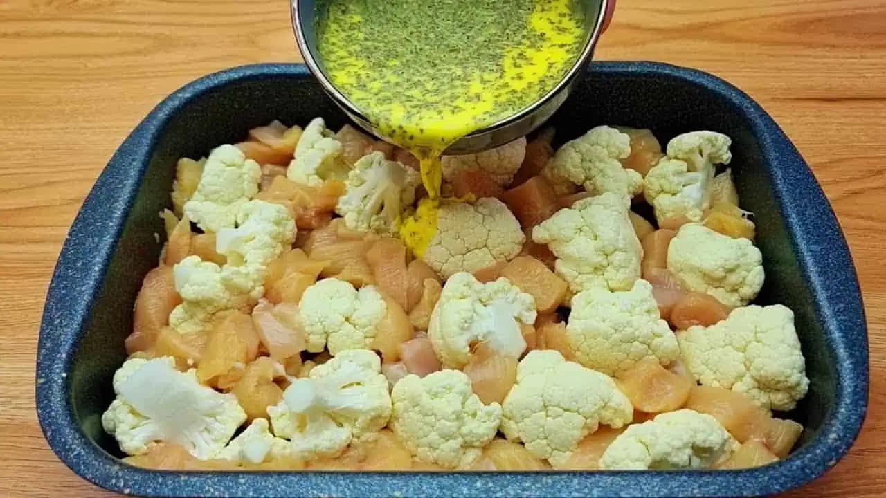 Najlepšie kuracie prsíčka s karfiolom a krémovou omáčkou aké ste kedy jedli: Všetko stačí dať na PLECH!