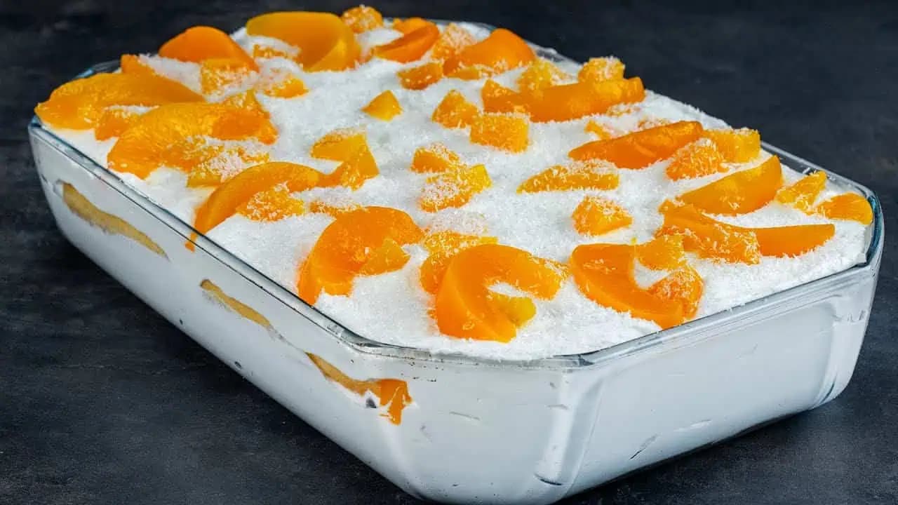 Ovocný koláč BEZ pečenia, hotový za 10 minút. Rýchly recept na fantastický dezert z dlhých piškót!