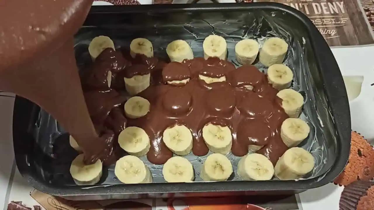 3 banány len nakrájam na plech, zalejem cestom a pečiem takto aj 3x za týždeň: Najchutnejší RÝCHLY koláč ku kávičke!