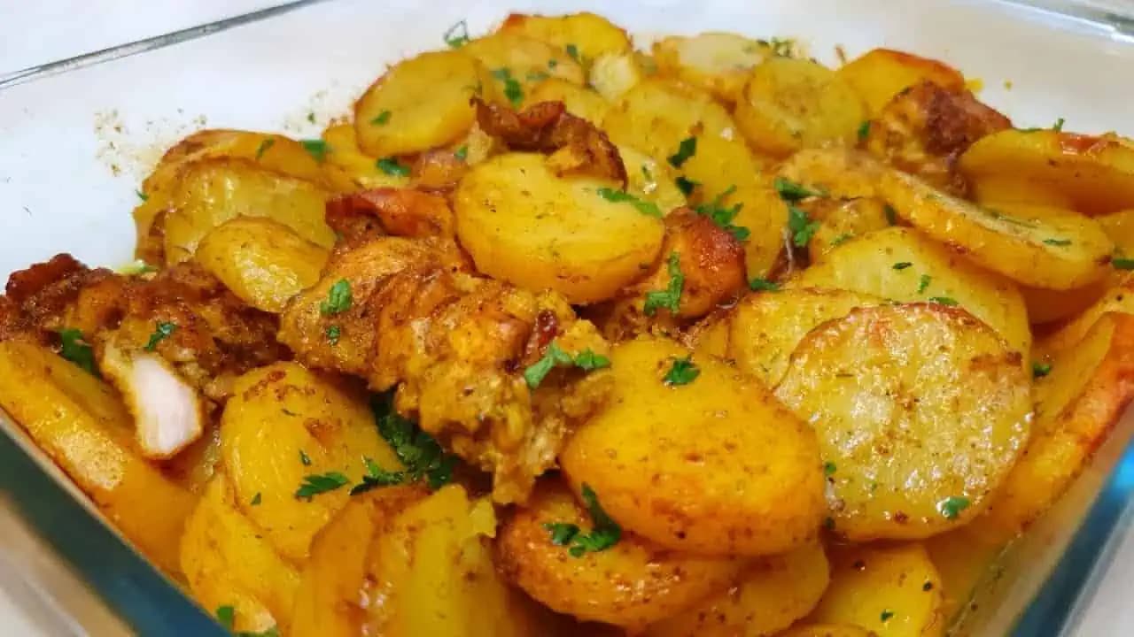 Každý ospevuje tento RECEPT na kuracie prsia so zemiakmi: Len zamiešať a dať na pekáč, nie je s tým žiadna robota!