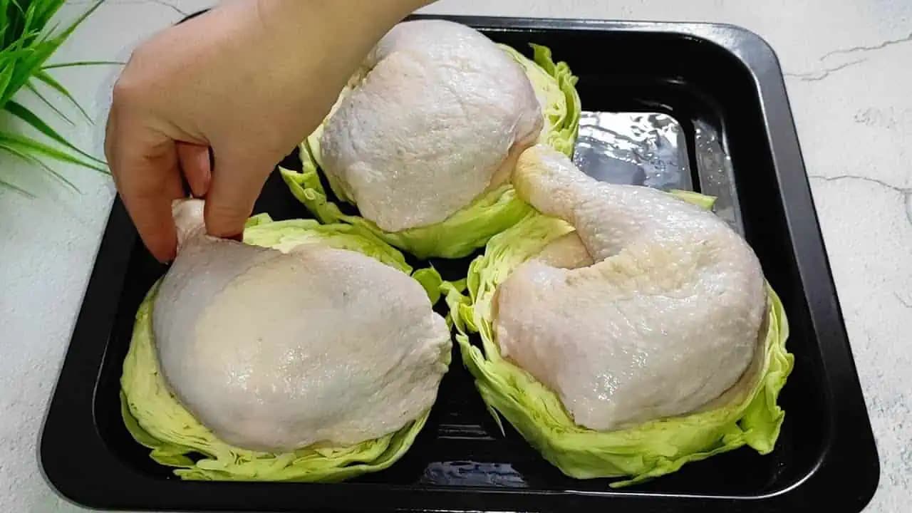 Uložte kurča na obyčajnú kapustu a výborný OBED je hneď na stole: Všetko sa pečie na jednom plechu, BEZ práce!