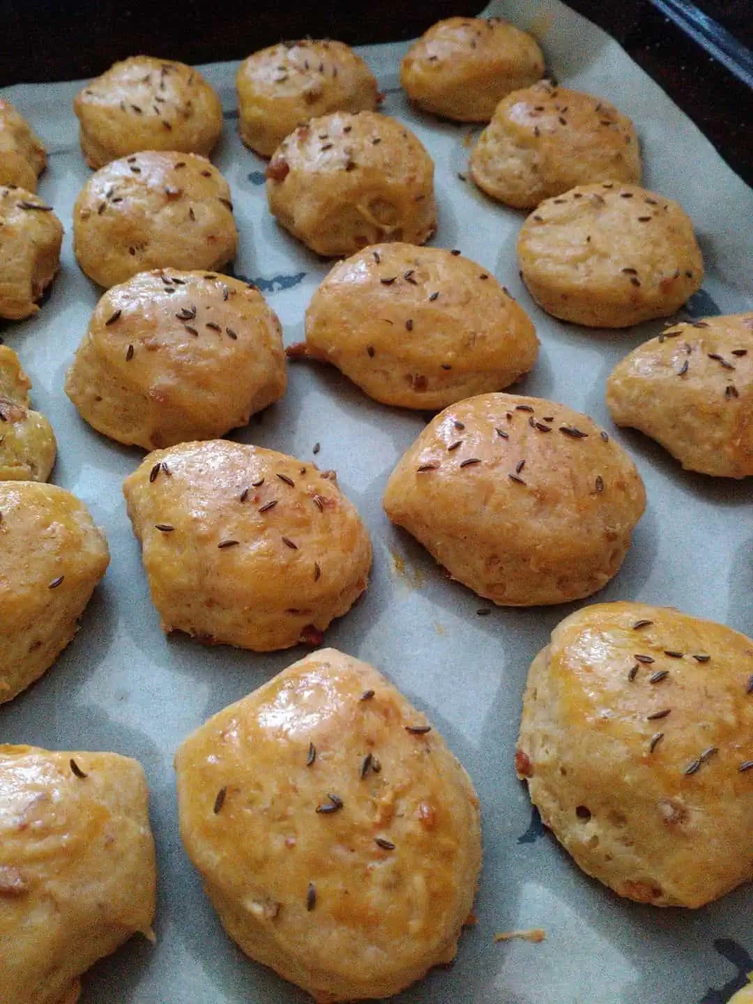 Z kysnutého už nepečiem, toto je jednotka: Fantastické RÝCHLE pagáče z kyslej smotany – upečené za 15 minút a výborné aj na druhý deň!