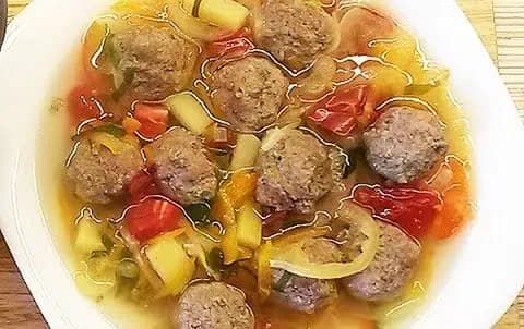 Vynikajúca polievka s mäsovými knedličkami: Na  stôl ako stvorená!