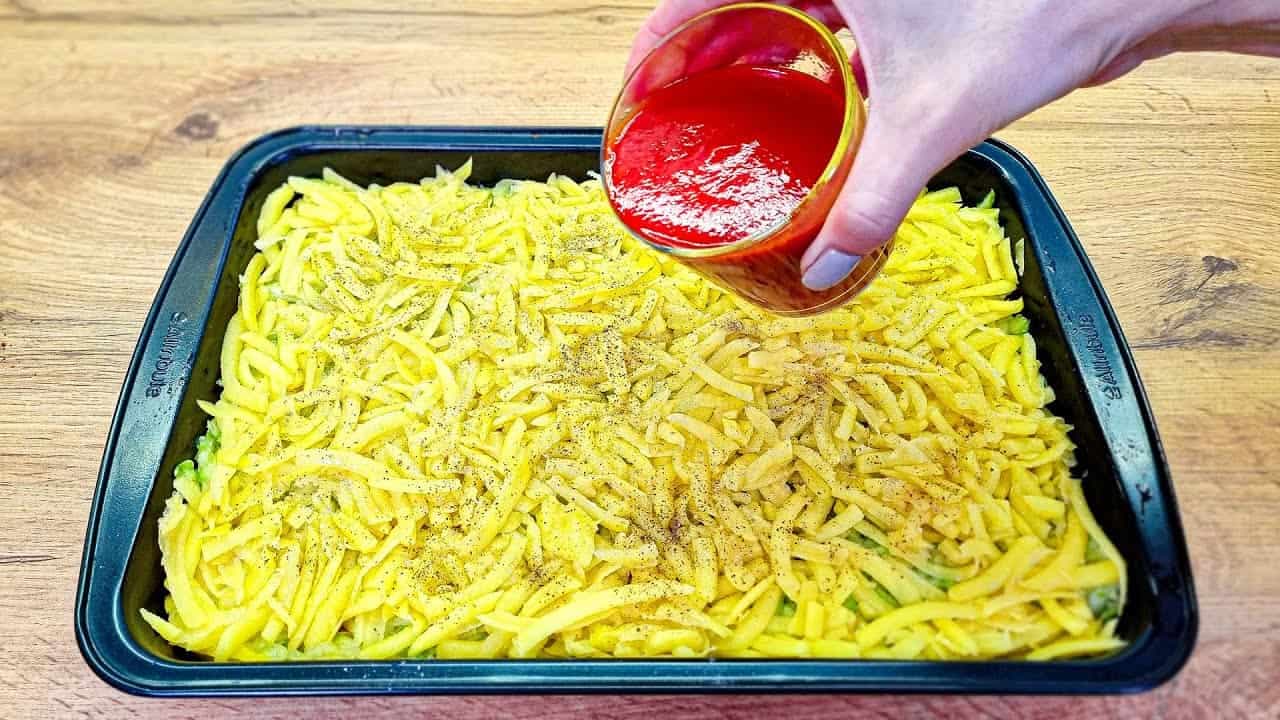 Delikátne zapekané zemiaky s cuketou, paradajkovou omáčkou a syrom: Nastrúhajte, navrstvite, zapečte a vychutnávajte!