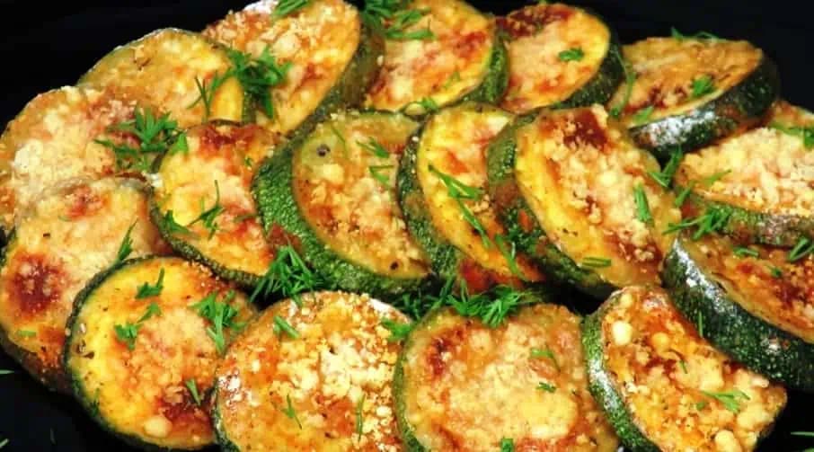 Chrumkavá cuketa so syrom pečená v rúre. Chutí lepšie, ako vyprážaná – RECEPT !