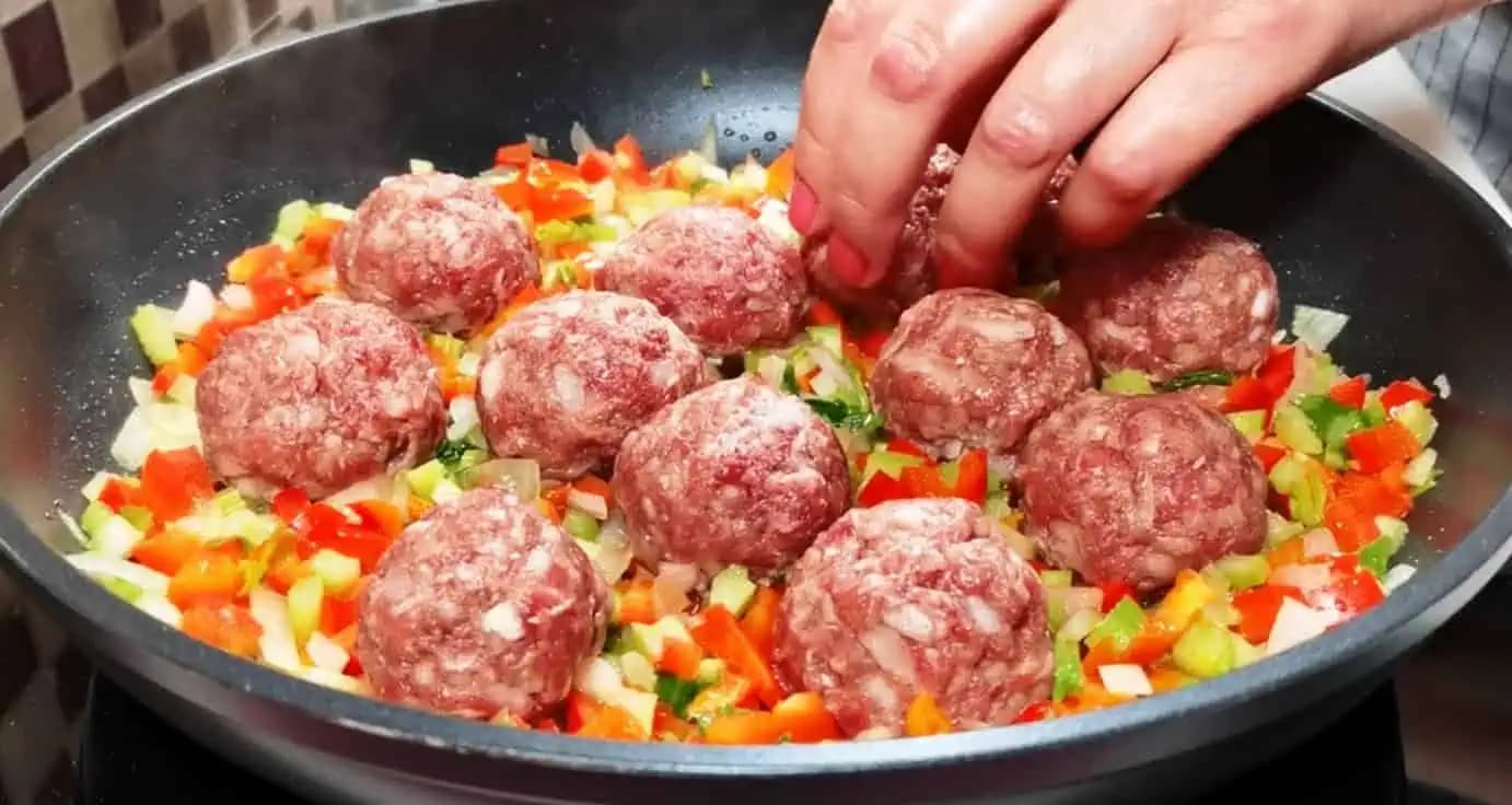 Mleté mäso s ryžou a zeleninou: Skvelé jedlo z jednej panvice, stokrát lepšie ako vyprážané fašírky!