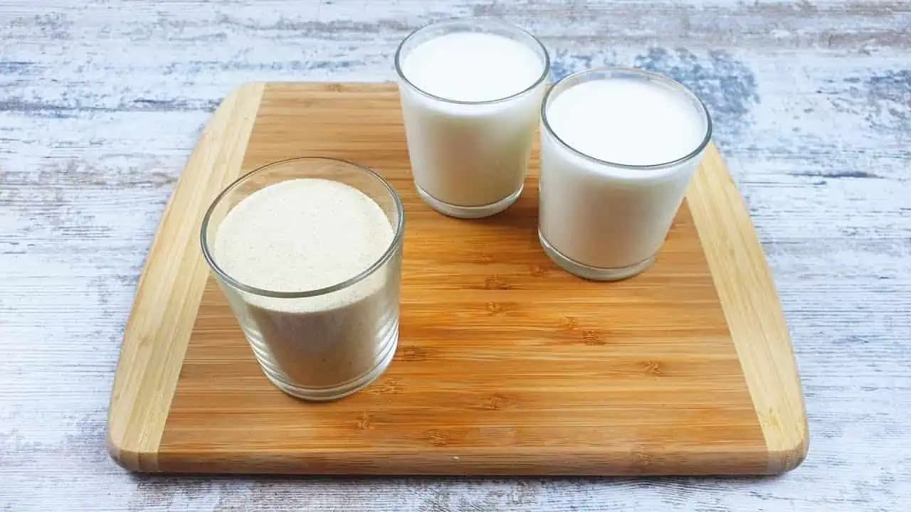 1 pohár kefíru, 2 poháre krupice a máte základ na tento parádny koláč: Ide u nás viac ako bábovka, pretože je rýchly a chutný!