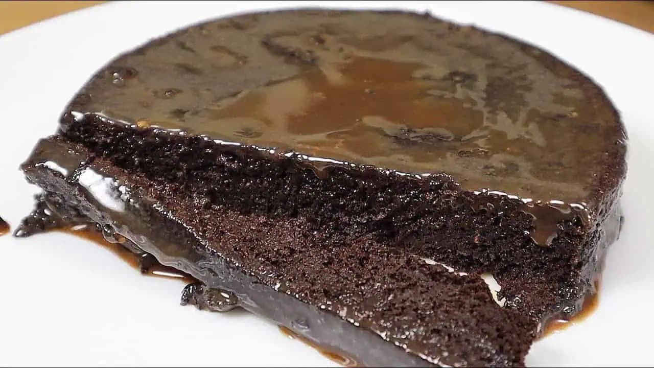 FIT recept: Čokoládový koláč BEZ múky a cukru s výbornou polevou – pečie sa len 7 minút!