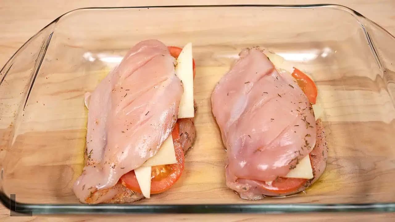 Jednoduchý a chutný recept na PLNENÉ kuracie prsia: Len rozkrojiť, naplniť a výborný obed je do pol hodinky na stole!