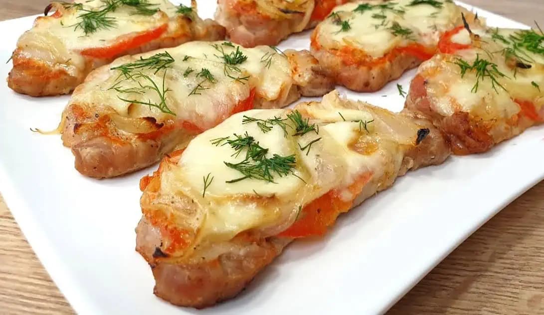 Zapečené bravčové plátky, ktoré nemajú konkurenciu: Odkedy sme ochutnali toto lahodné mäsko, klasické rezne sú na vedľajšej koľaji!