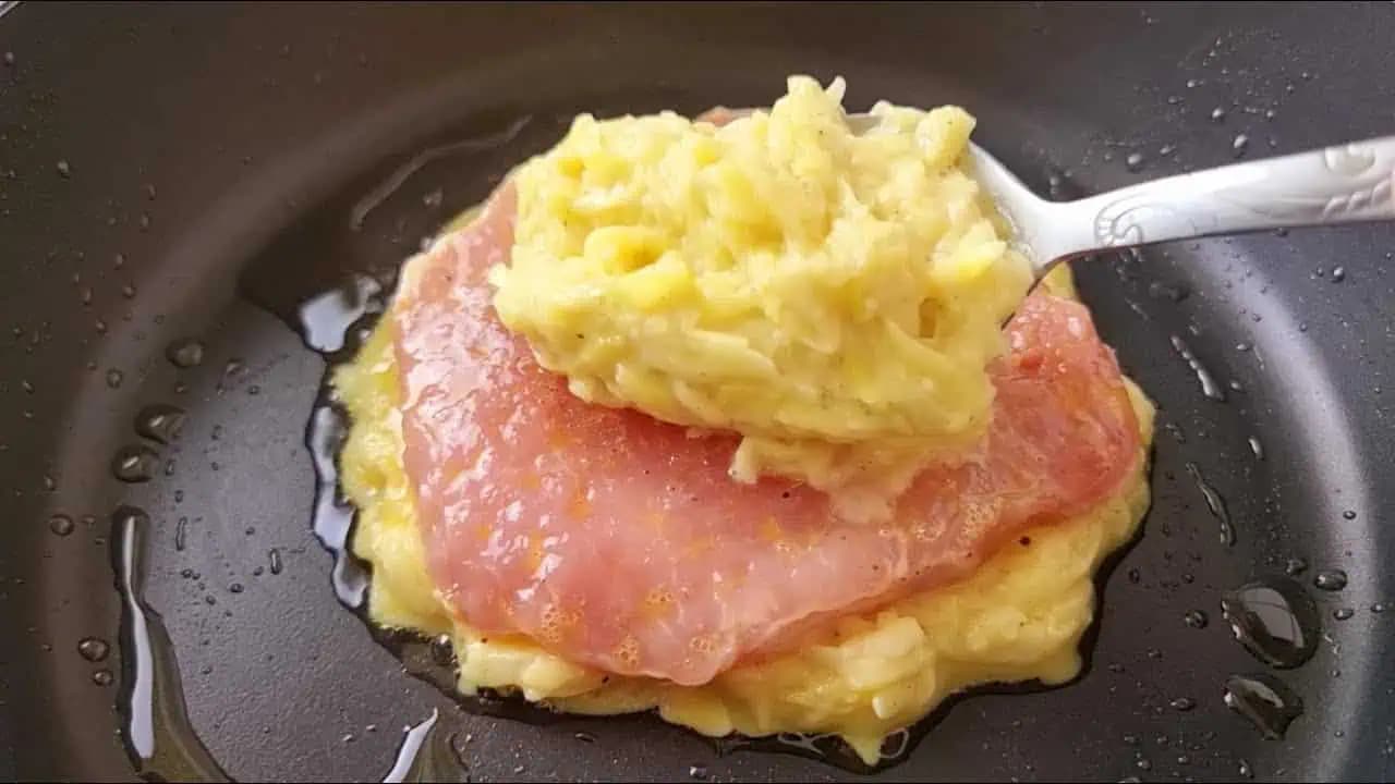 Chcete prekvapiť rodinu dobrým jedlom? Pripravte im tieto zemiakové placky z plechu, plnené mäsom – je to delikatesa!