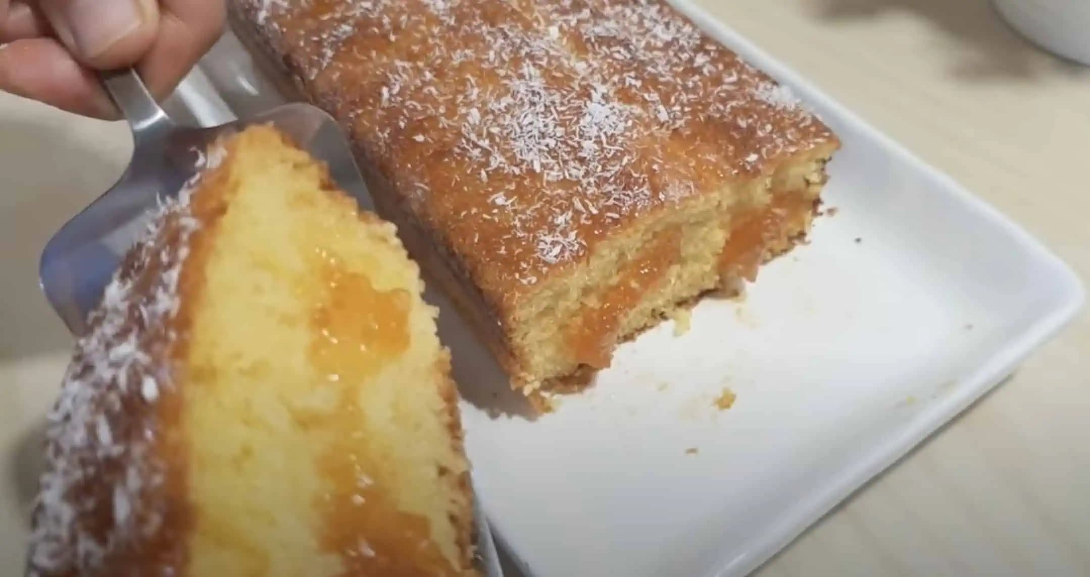 ROZLIATY koláč budete robiť každý deň, tak je výborný: Rýchly a ľahký RECEPT s džemom – cesto ako bavlnka!