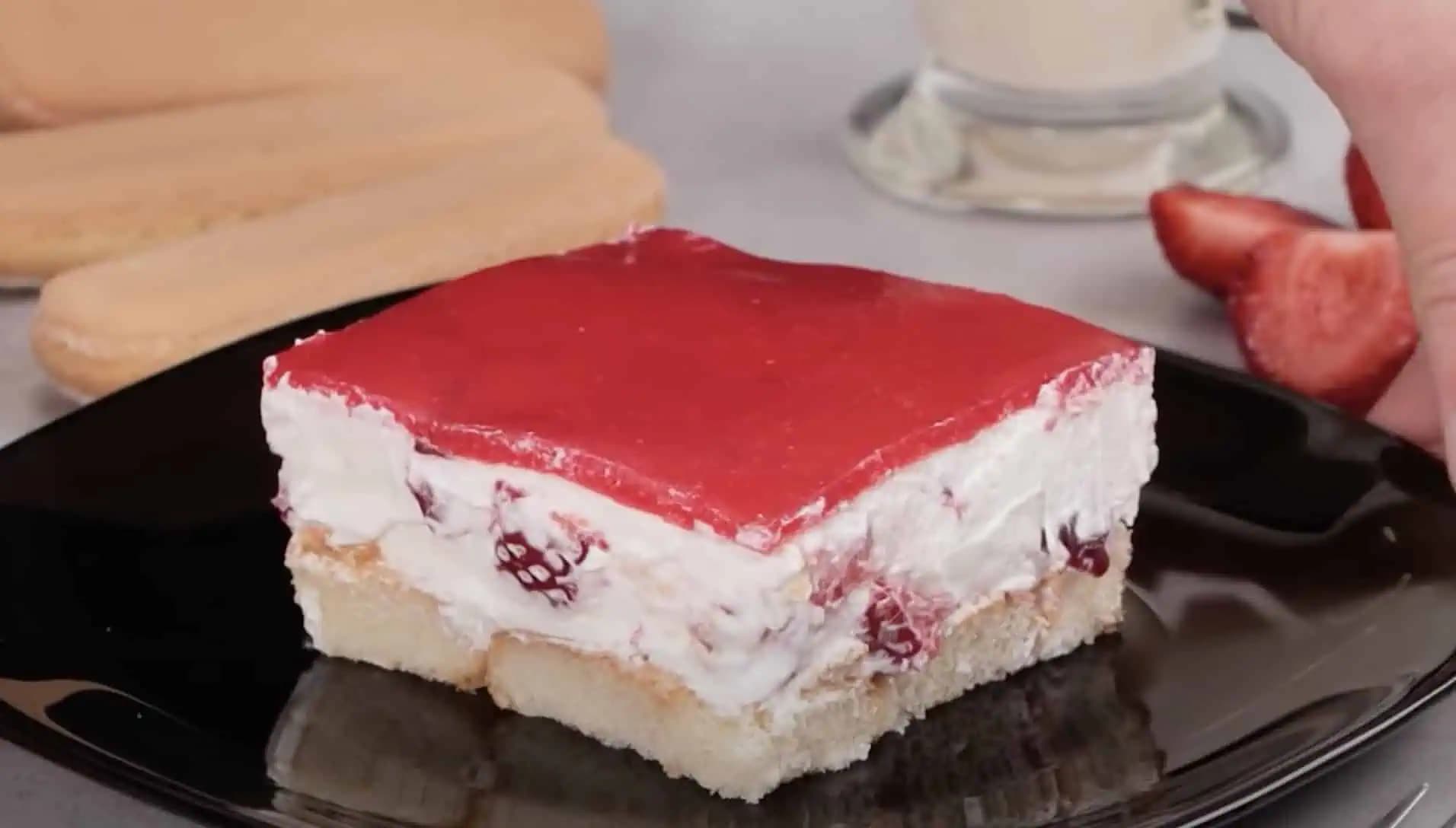 Nepečená ĽADOVÁ maškrta zo šľahačky a piškót: Najlepší jahodový dezert, aký sme ochutnali (úplne bez želatíny)!