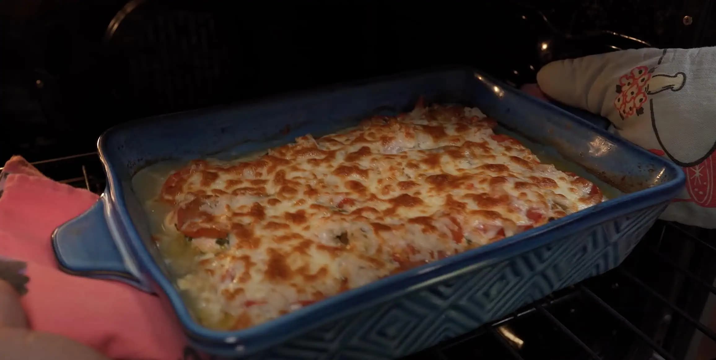 Ľahké a rýchle ZAPEKANÉ kuracie prsia so zemiakmi a krémovou omáčkou: Najchutnejšie obložené mäsko, netreba už žiadnu prílohu!