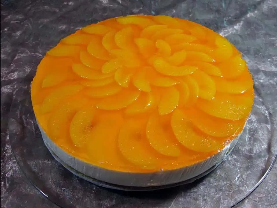 Lahodná tvarohová torta s broskyňami: Keď ju dáte na stôl, okamžite sa všetkým začnú zbiehať slinky