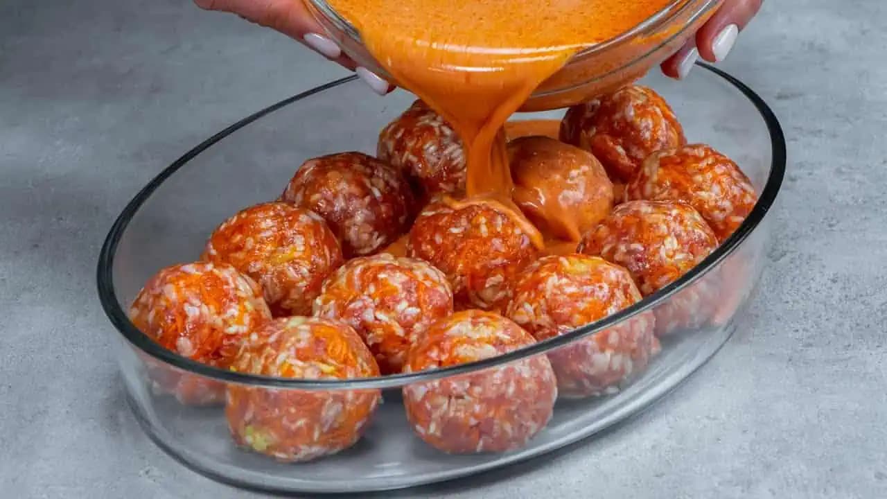 Extrémne chutné guľky z mletého mäsa: Z jednej misy, pečené v rúre a prílohu už ani nepotrebujete!